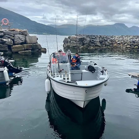 Romsdal Feriesenter - And Boat In Og Romsdal *